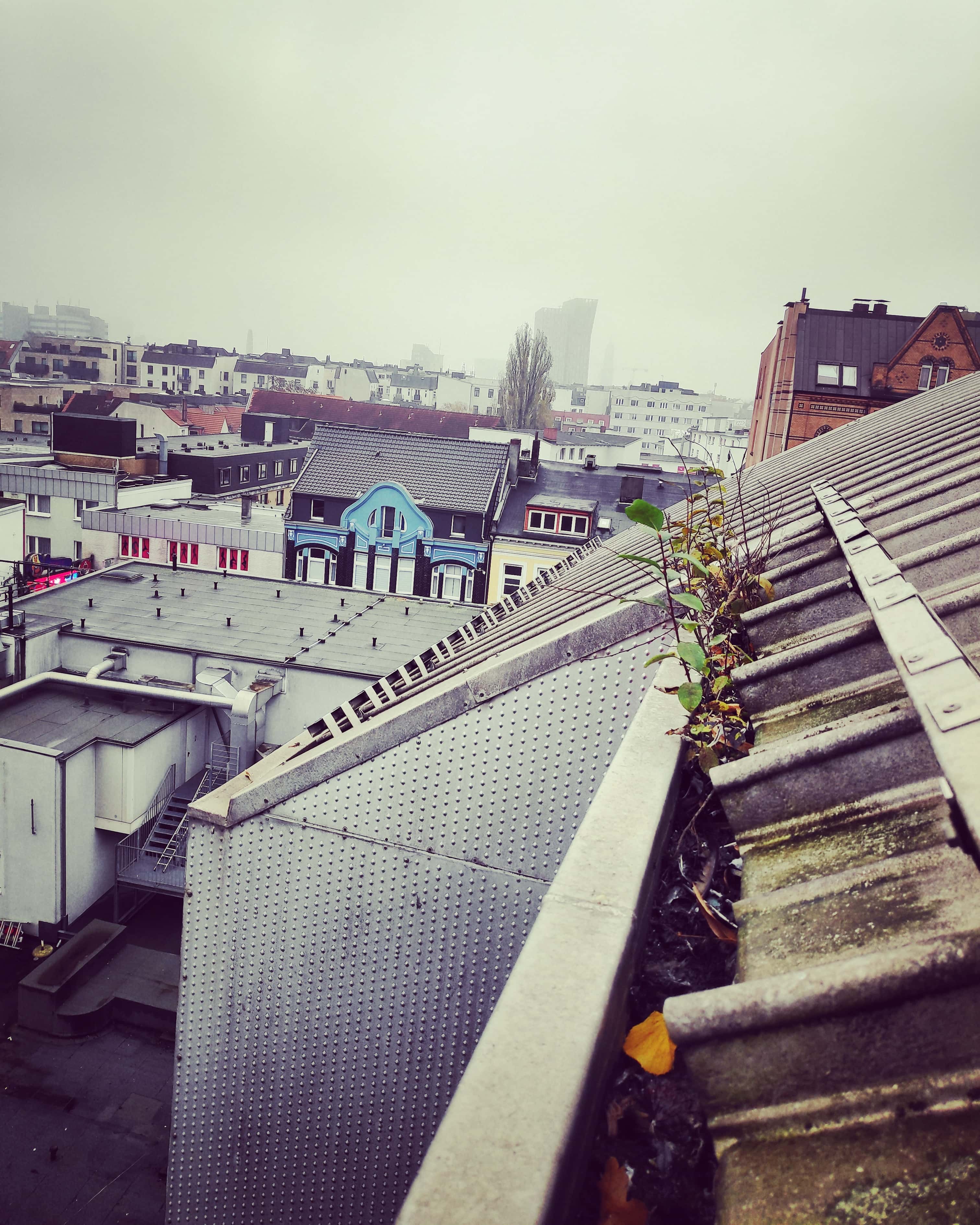 Industriekletterer bei Höhenarbeiten am Dach