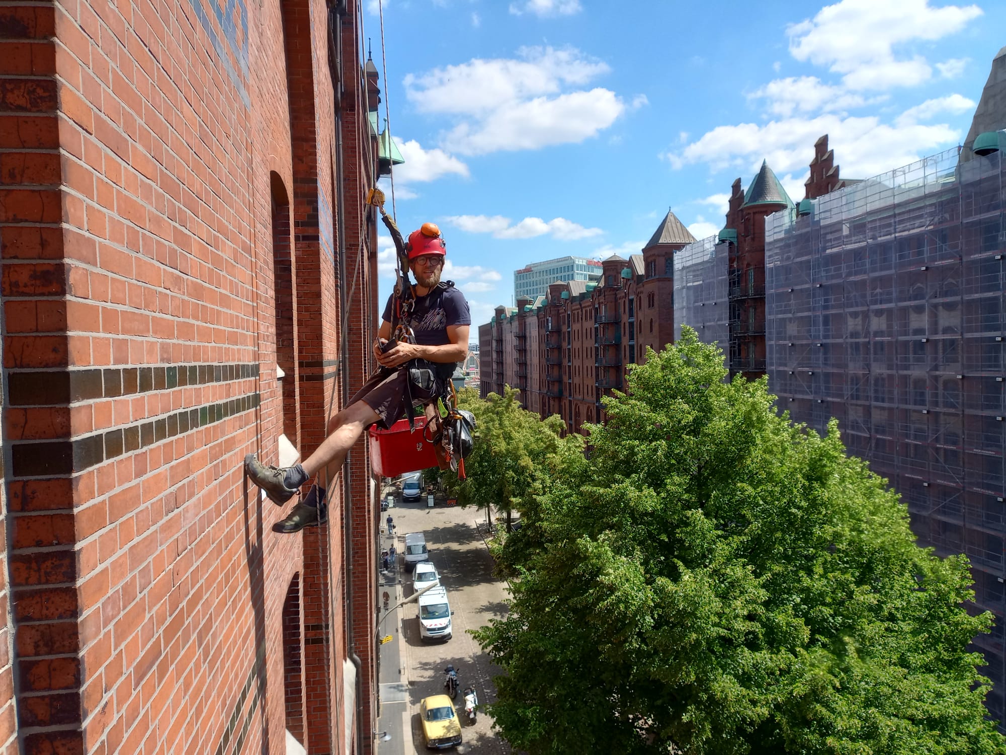 Dachrinnenreinigung durch Industriekletterer an der Fassade